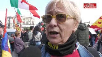 Copertina di “Lavoriamo per 700 euro al mese ma il governo si indigna solo per qualche vetrina rotta”: le voci della piazza di Napoli