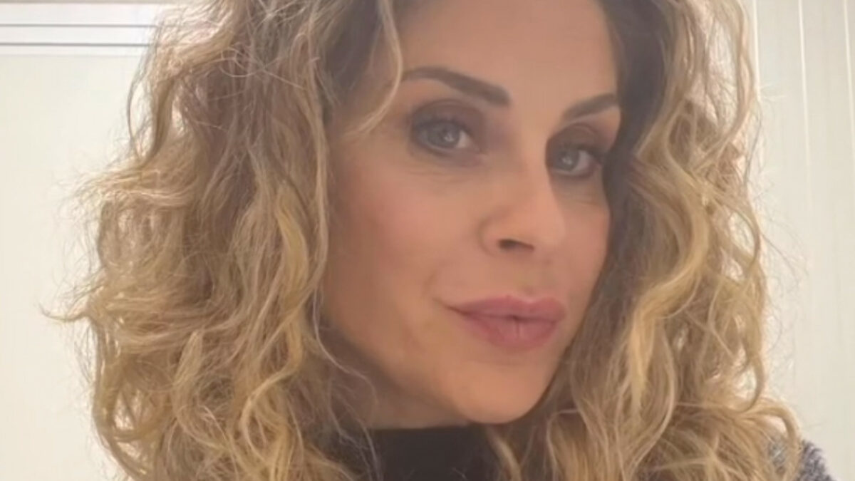 “Robbie Williams mi ha fatto una corte spietata, mi chiamava a casa. Non mi è piaciuto come hanno rappresentato le ragazze di Non è la Rai nella serie degli 883, nessuno chiedeva loro di sc****e”: così Eleonora Cecere