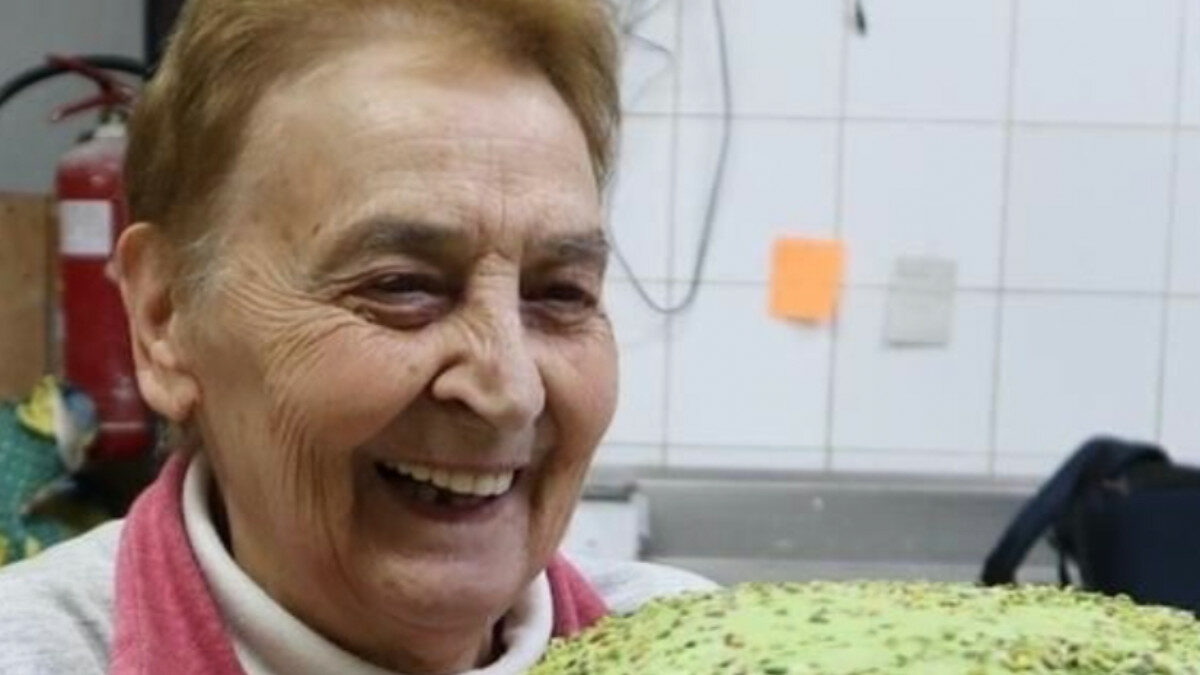 “Fino all’ultimo respiro è rimasta lucida, purtroppo una malattia ce l’ha portata via in poche settimane”: è morta Nonna Silvi, la cuoca star dei social aveva 85 anni