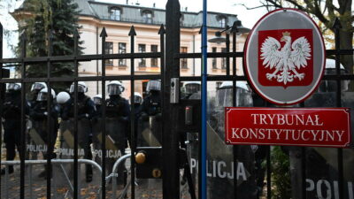 Copertina di Polonia, manifestanti davanti la sede della Corte costituzionale dopo la sospensione del presidente ordinata dal governo Tusk