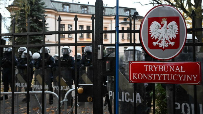 Polonia, manifestanti davanti la sede della Corte costituzionale dopo la sospensione del presidente ordinata dal governo Tusk