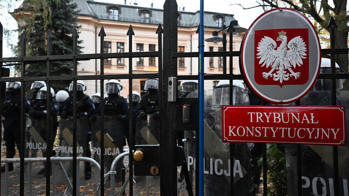 polonia manifestanti davanti la sede della corte costituzionale dopo la sospensione del presidente ordinata dal governo tusk da Ilfattoquotidiano.it polonia manifestanti davanti la sede della corte costituzionale dopo la sospensione del presidente ordinata dal governo tusk