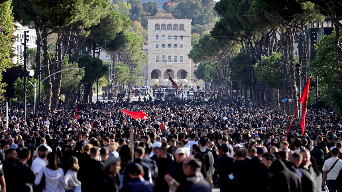 nuove proteste contro rama in albania cassonetti in fiamme e bombe molotov contro idranti e lacrimogeni da Ilfattoquotidiano.it nuove proteste contro rama in albania cassonetti in fiamme e bombe molotov contro idranti e lacrimogeni