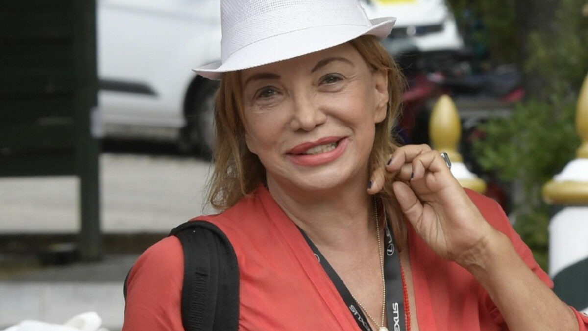 “Stavo così male che ho pensato di morire. Mi sono detta, ed eravamo in estate: non arrivo a ottobre. Poi ho avuto la diagnosi di sindrome di Sjogren”: parla Simona Izzo
